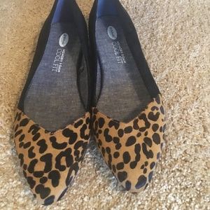 Black / leopard print flat